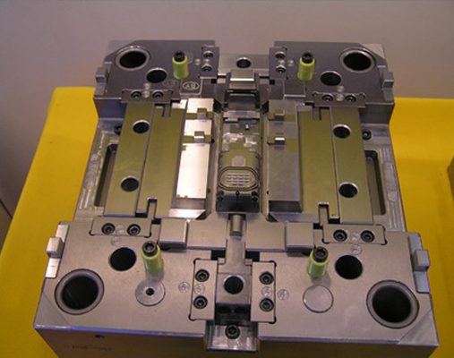 China Custom Hot / Cold Runner Plastic Injection Moulds Making for Auto Parts supplier