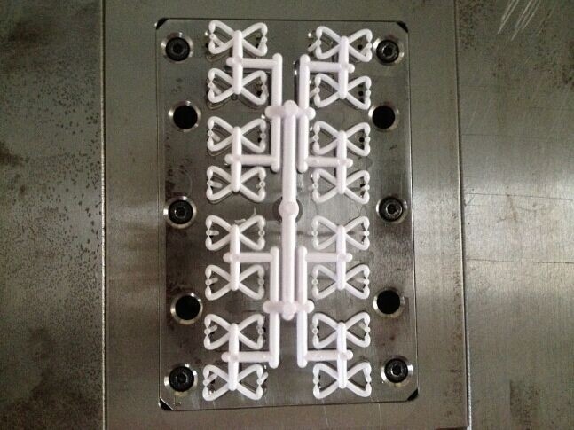 high precise and very small plastic electronic tube part precision injection mould